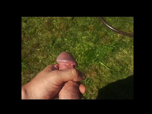 ❤️ Heit týpa lætur bleiku kisuna sína helvíti og kemur með sprautu í sumargarði ❌ Klámmyndband hjá okkur ❌