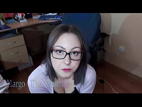 ❤️ Kynþokkafull stelpa með gleraugu sýgur dildó djúpt á myndavélinni ❌ Klámmyndband hjá okkur ❌