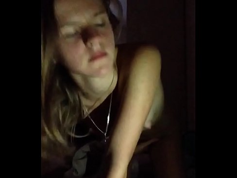 ❤️ Stúlka sjálfsfróar sér og kúrir ❌ Klámmyndband hjá okkur ❌