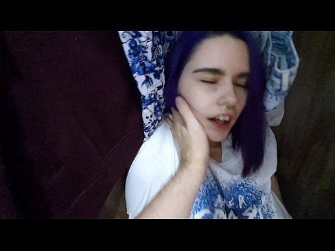 ❤️ Fann systur mína í skápnum og hjálpaði henni að koma ❌ Klámmyndband hjá okkur ❌