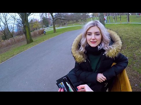 ❤️ Gleypir heitt ásamt ókunnugra fyrir peninga - blástur í garðinum eftir Evu Elfie ❌ Klámmyndband hjá okkur ❌